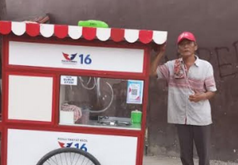 Terima Gerobak Perindo, Pedagang di Bogor: Sangat Membantu Sekali