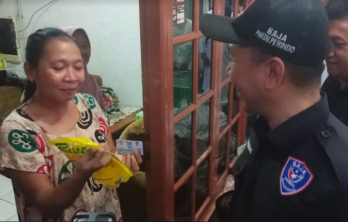 Terima KTA Berasuransi dan Minyak Goreng dari Baja Perindo, Emak-emak di Kemayoran: Semoga Terus Membantu