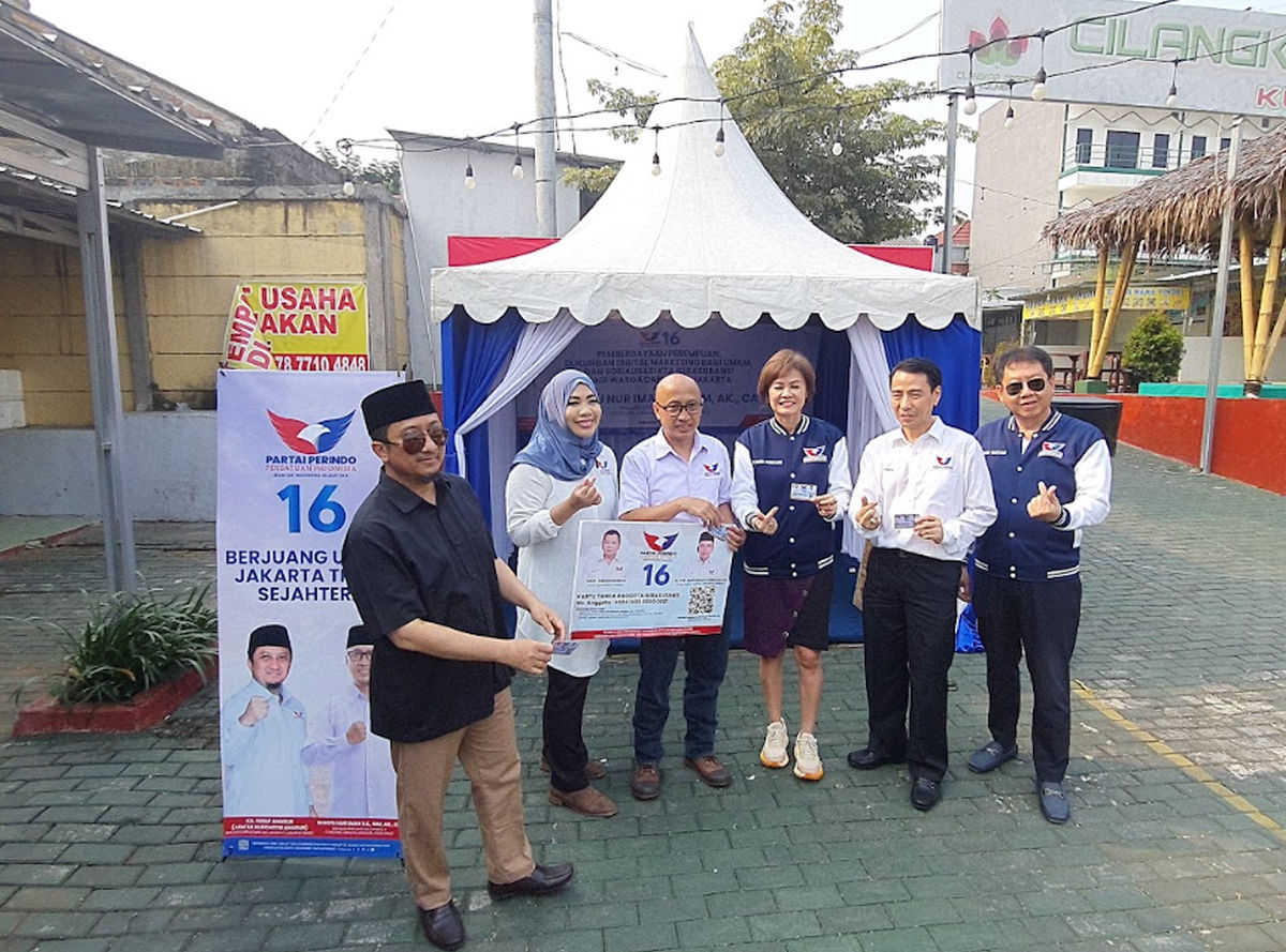 Terima KTA Berasuransi Partai Perindo, Warga: Programnya Bagus!