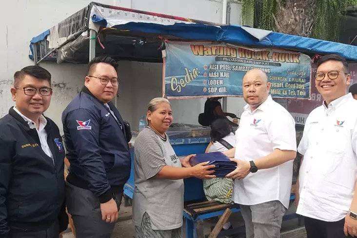 Partai Perindo Salurkan Bantuan Terpal Khusus Pelaku Usaha Kecil di Surabaya