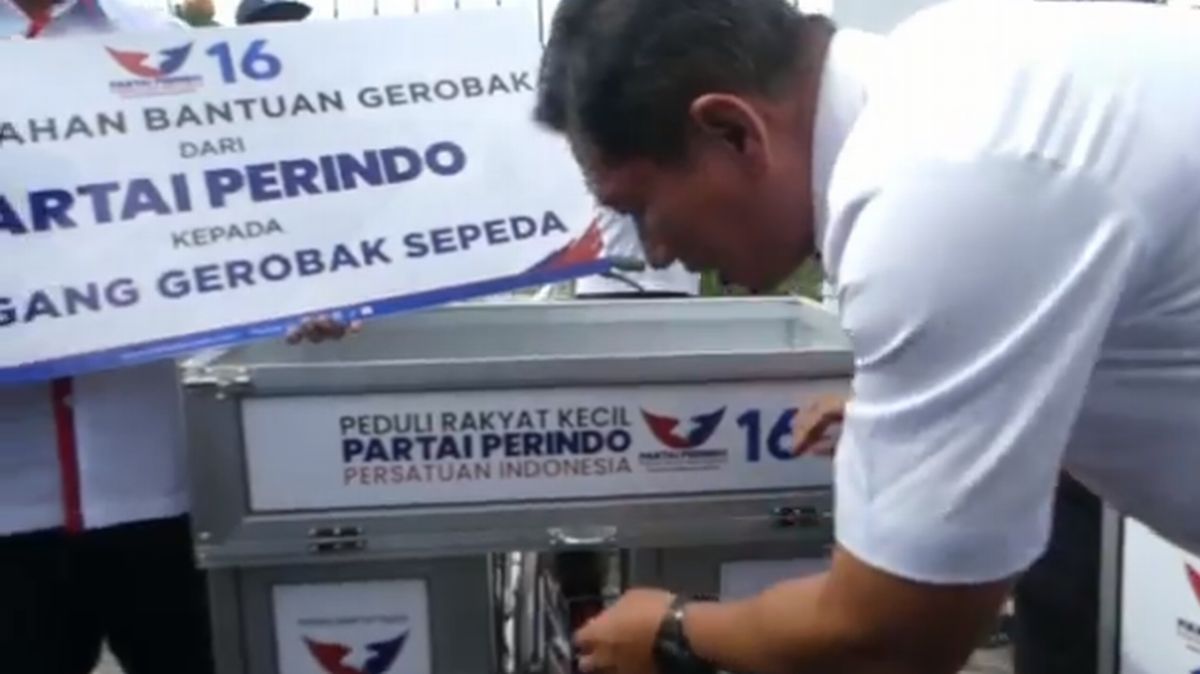 Tokoh Purwokerto Bangga dengan Langkah Partai Perindo Berikan Gerobak Sepeda ke Pedagang Kecil