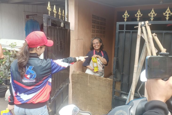 Partai Perindo Depok & Bacaleg Tati Sri Hardina Door to Door Bagikan 300 Liter Minyak Goreng 