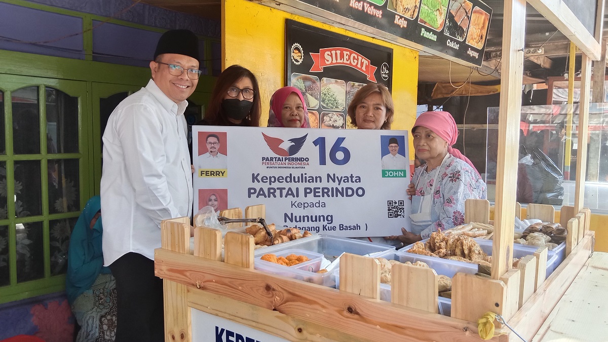 6 Tahun Jualan di Meja Tak Layak, Pedagang Gorengan Dapat Bantuan Partai Perindo