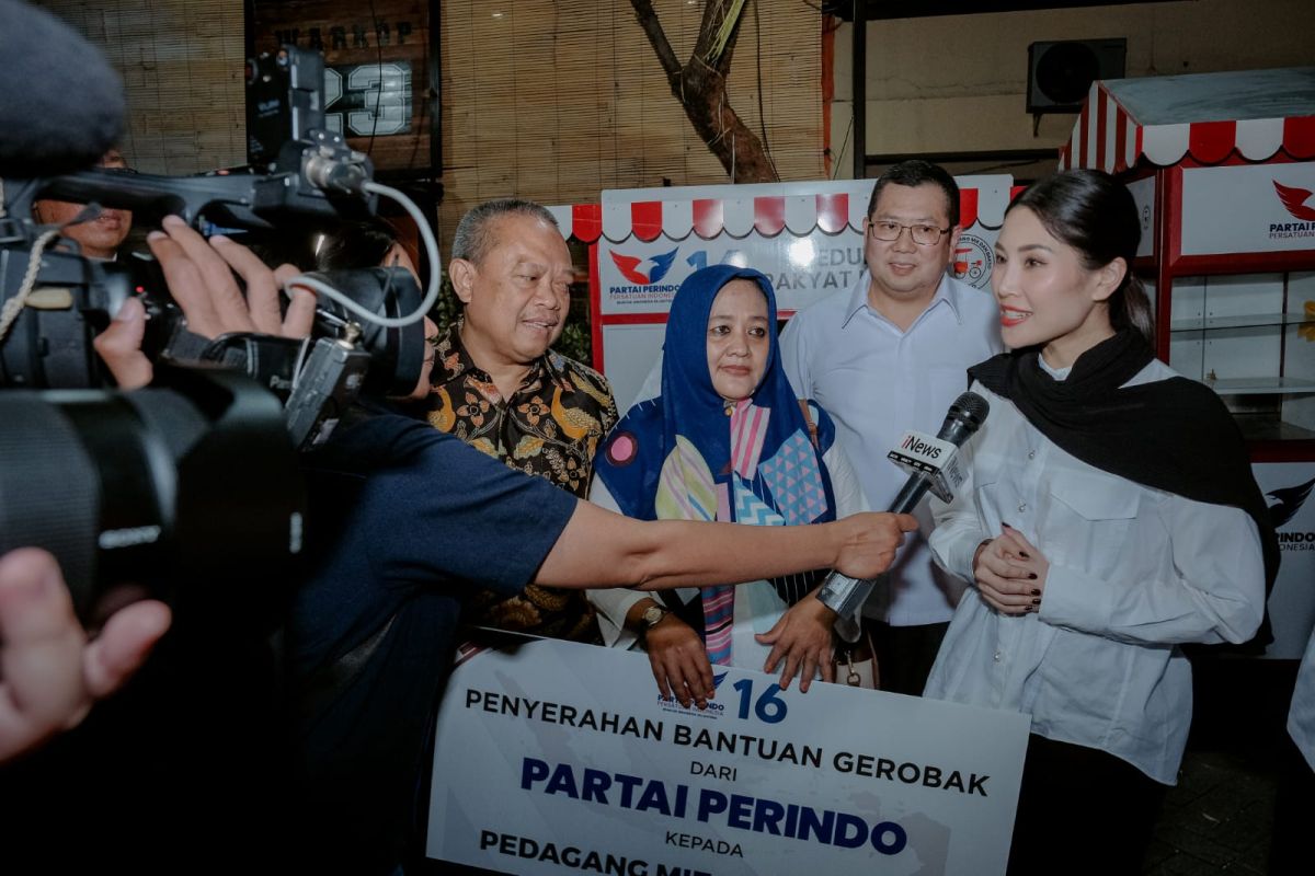 Aksi Nyata Partai Perindo Bagikan Gerobak Dorong Peningkatan Pendapatan Pedagang 