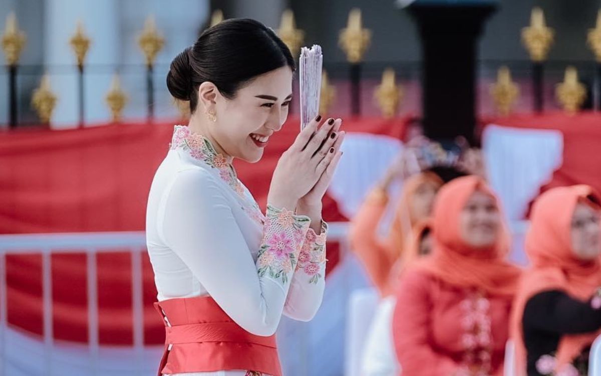 Makna Kebaya bagi Angela Tanoesoedibjo yang Tampil Anggun di Runway Istana Berkebaya