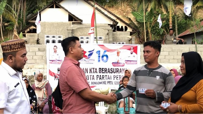 Bacaleg Partai Perindo Bagikan KTA Berasuransi, Disambut Antusias Masyarakat Gorontalo