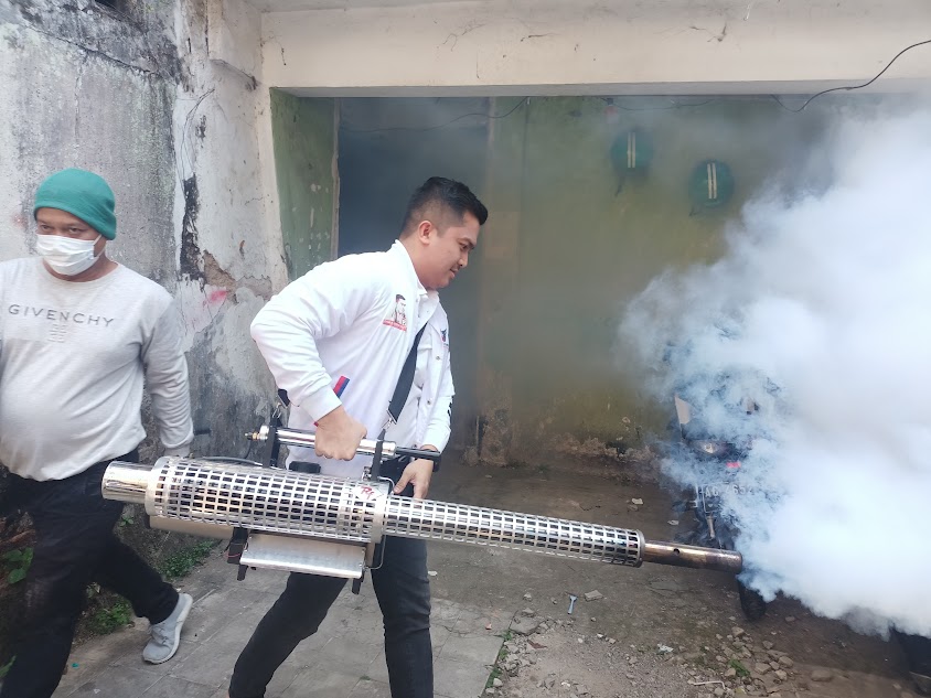 Bacaleg Partai Perindo Diska Resha Fogging Permukiman di Manggarai dan Sosialisasikan KTA Asuransi