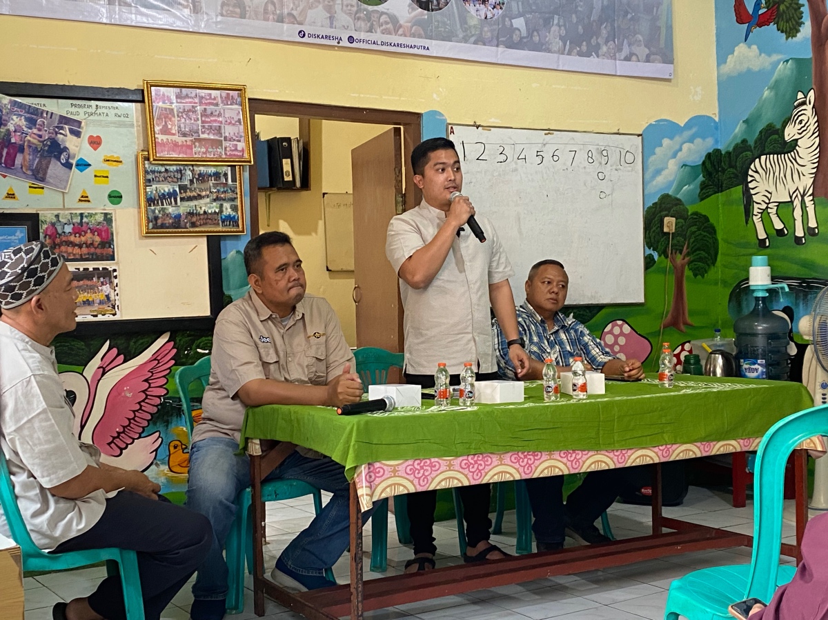 Bacaleg Partai Perindo Diska Resha Putra Sosialisasi KTA Berasuransi ke Warga Manggarai Selatan