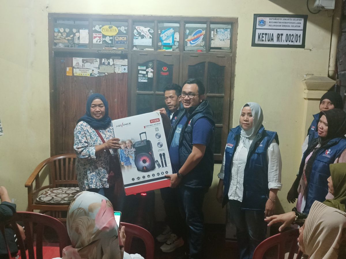Bacaleg Partai Perindo DKI Effendi Syahputra Serahkan 2 Unit Pengeras Suara untuk Warga Grogol