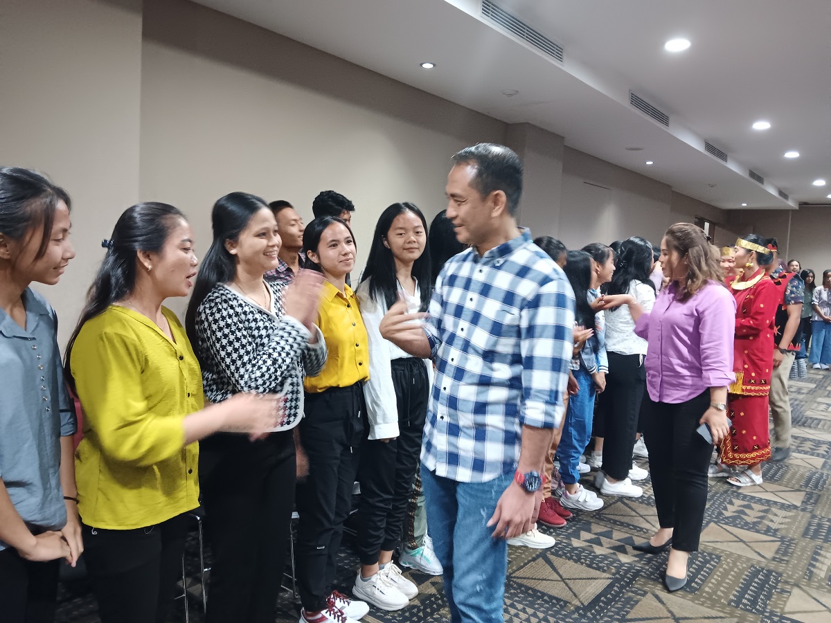 Bacaleg Partai Perindo Leader Daeli Apresiasi Sanggar Tari Nias Barat yang Tampil di Upacara HUT ke-78 RI