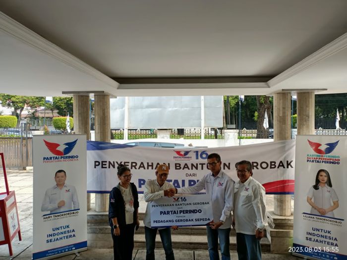 Bacaleg Partai Perindo DKI Wahyu Berikan Gerobak kepada UMKM 