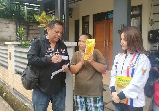 Bacaleg dan Partai Perindo Depok Sosialisasi KTA Berasuransi-Bagikan Minyak Goreng