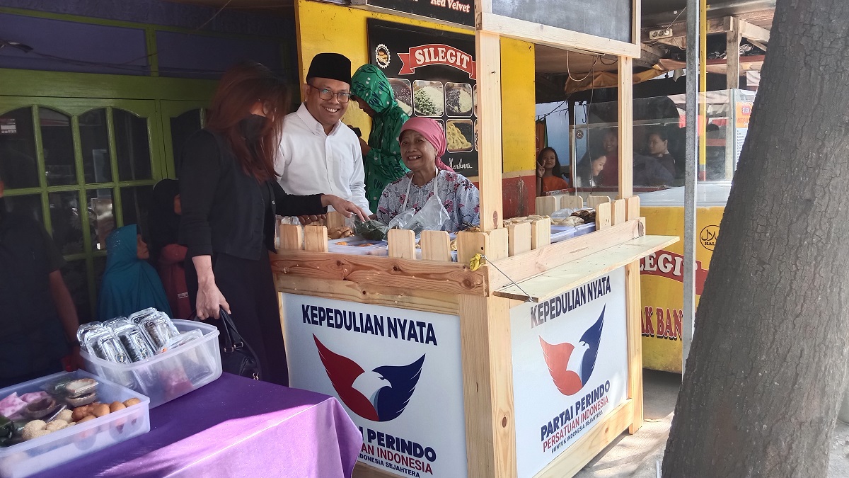 Bahagianya Pedagang Gorengan Dapat Bantuan Meja dari Partai Perindo