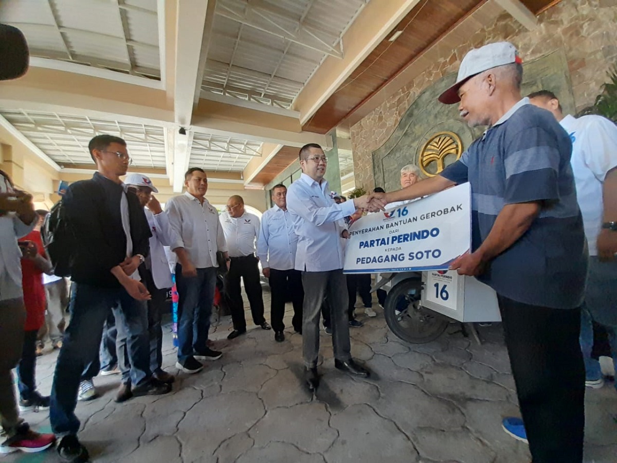 Datang ke Balikpapan, Hary Tanoe Serahkan Bantuan Gerobak pada Rakyat Kecil