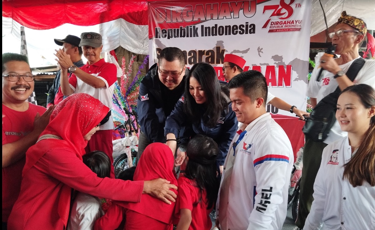 Buka Acara Jalan Sehat di Manggarai, Hary dan Liliana Tanoesoedibjo Ramah Salami Para Warga
