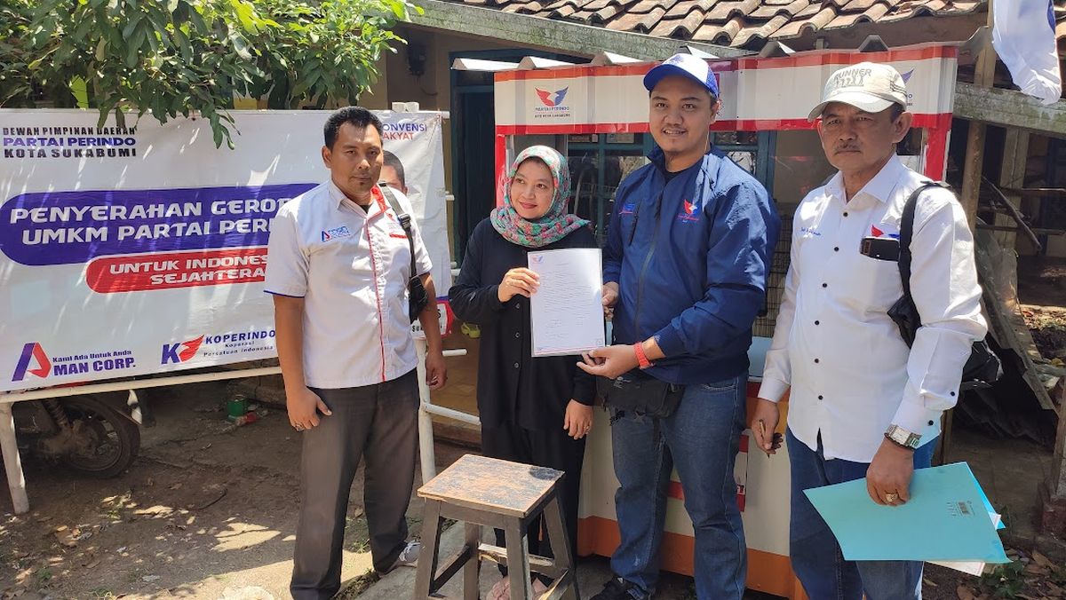 Dapat Bantuan Gerobak Perindo, Mata Pedagang Makanan di Sukabumi Ini Berkaca-kaca