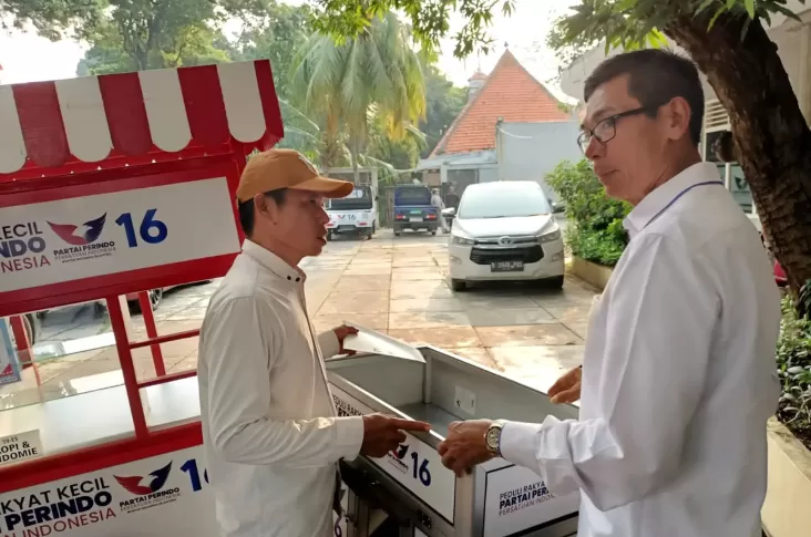 Bagikan Gerobak, Bukti Nyata Keberpihakan Partai Perindo terhadap Rakyat Kecil 
