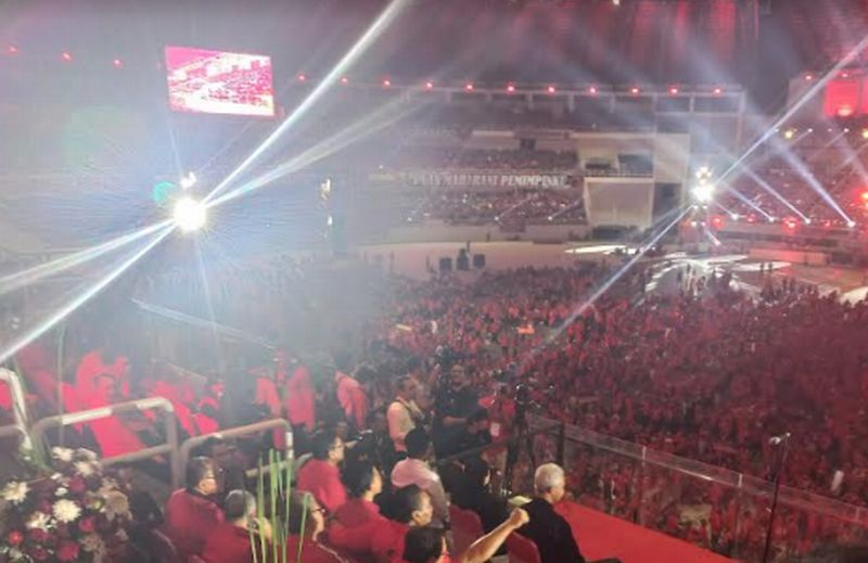 Hadiri Apel Konsolidasi Pemenangan PDIP, TGB Duduk Sebelah Puan Maharani