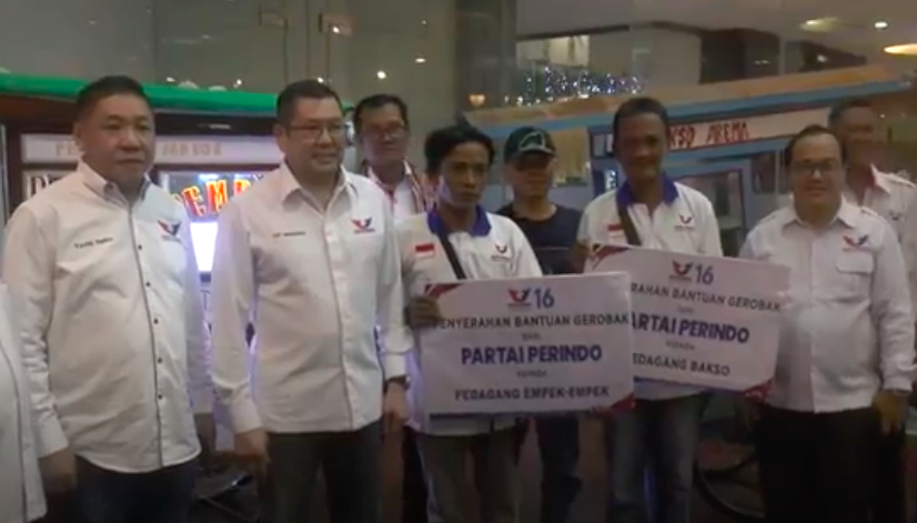 Hary Tanoe Serahkan Bantuan Gerobak Perindo untuk Pedagang di Pontianak