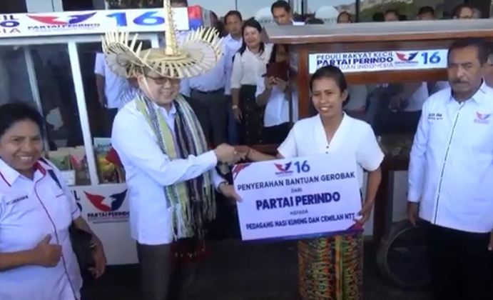 Hary Tanoe Serahkan Gerobak Perindo ke Pelaku UMKM di Kupang NTT