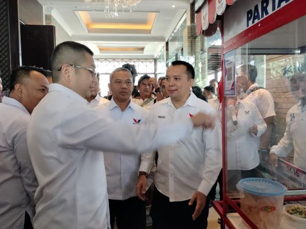 Hary Tanoesoedibjo Serahkan Gerobak Perindo ke Pelaku UMKM di Lampung