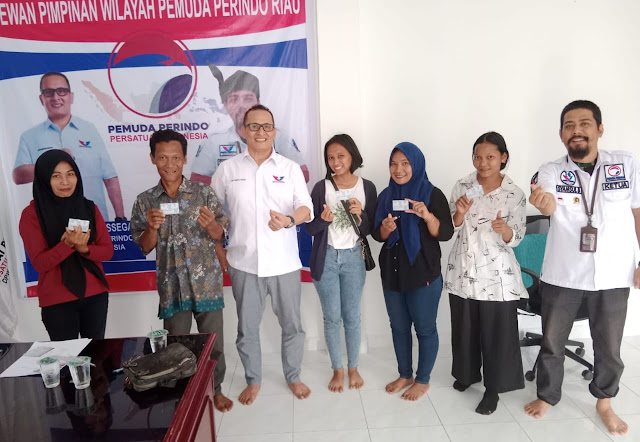 Ketua DPW Partai Perindo Riau Serahkan KTA Berasuransi kepada Warga