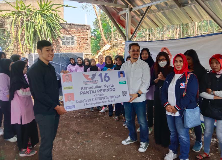 Jelang HUT RI, Bacaleg Partai Perindo Jabar Bagikan Sarana Olahraga untuk Warga Bandung