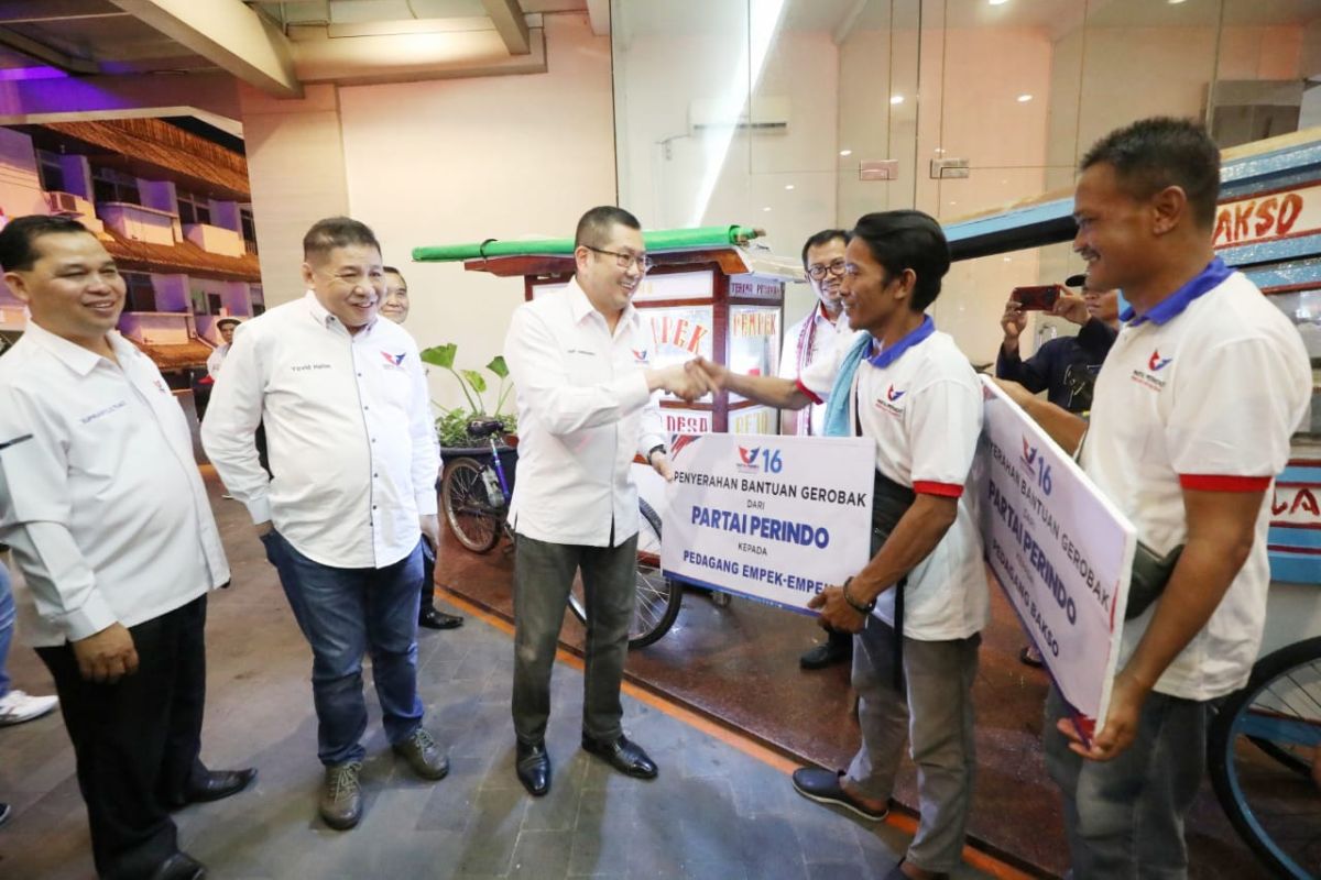 Hary Tanoe Serahkan Bantuan Gerobak Perindo di Kalbar     
