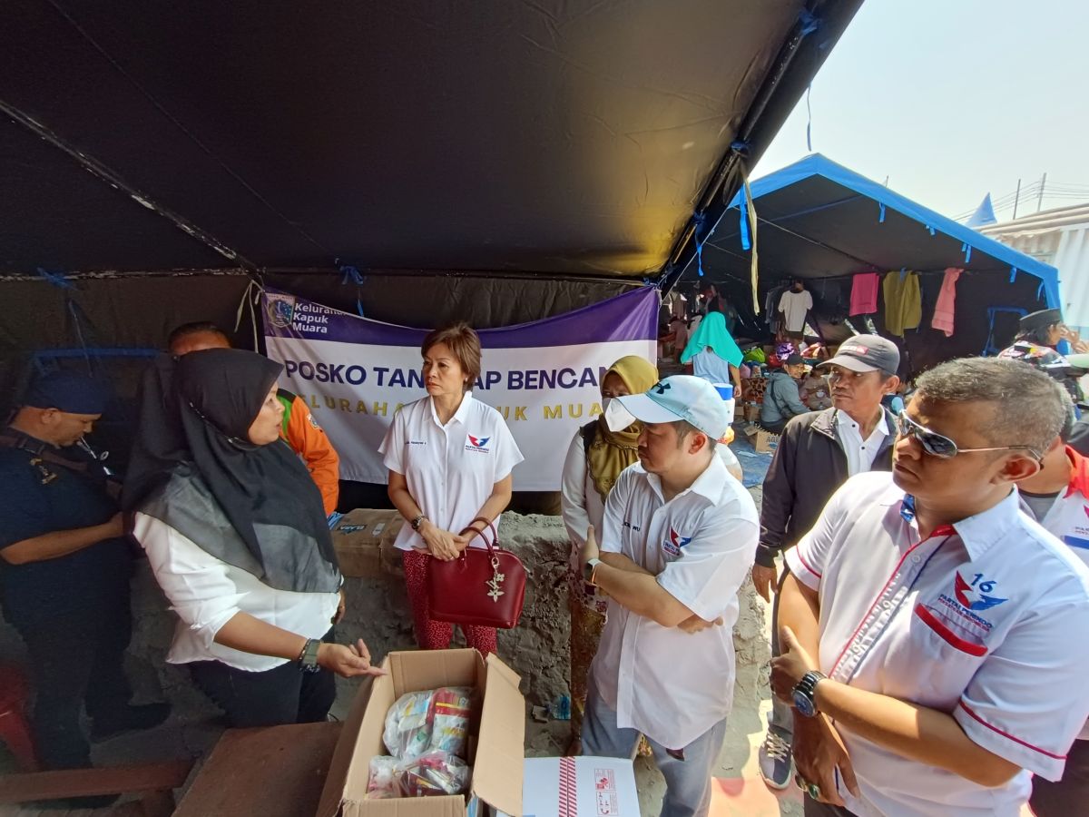 Partai Perindo Turun Bantu Korban Kebakaran di Kapuk Muara, Salurkan Makanan