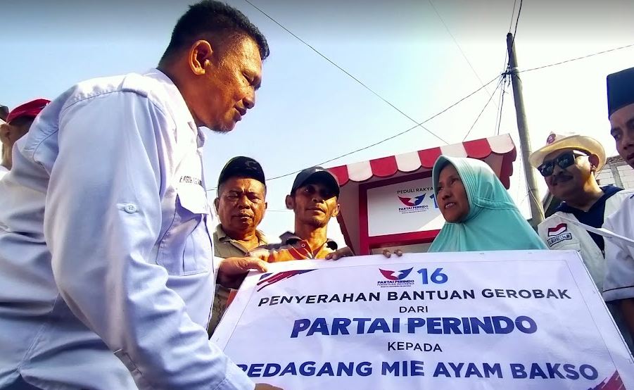 Menangis, Pedagang Pentol di Demak Terharu Dapat Bantuan Gerobak Perindo Gratis