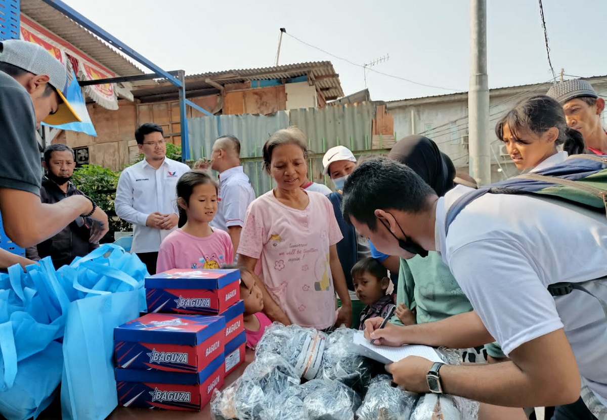 Bacaleg Partai Perindo Michael Sianipar Berikan Bantuan ke Warga Korban Kebakaran di Kapuk Muara