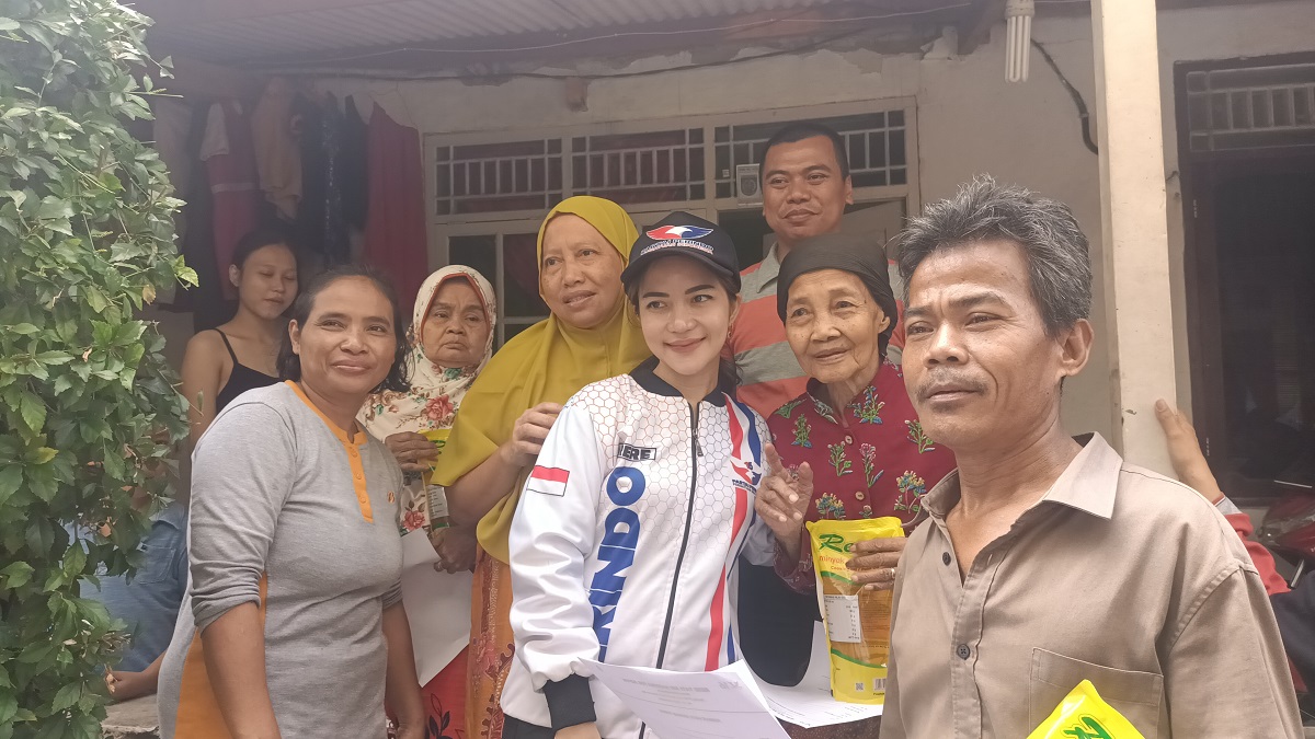Bacaleg Partai Perindo Sosialisasikan KTA Berasuransi dan Bagikan Minyak Goreng ke Warga Rangkapan Jaya Depok