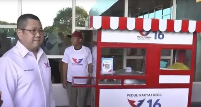 Hary Tanoe Serahkan Bantuan Gerobak di Palangkaraya, Pedagang : Terima Kasih Perindo