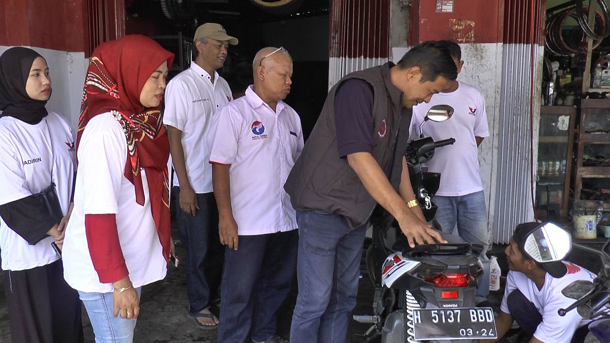 Partai Perindo Bagi-Bagi Oli Gratis, Syaratnya Cuma Tunjukkan KTA Berasuransi