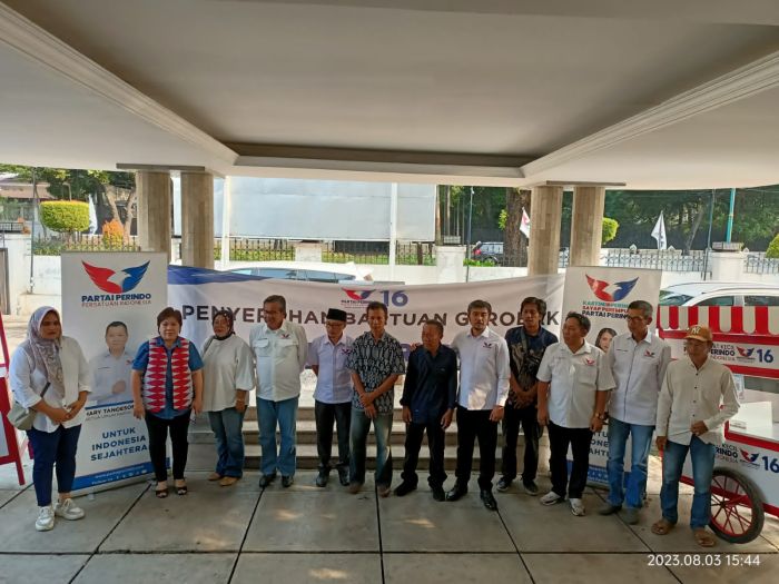 Pedagang Ini Gembira Dapat Gerobak UMKM Partai Perindo