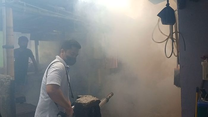Peduli Kesehatan Masyarakat, Diska Resha Putra Gelar Fogging di Cilandak Timur
