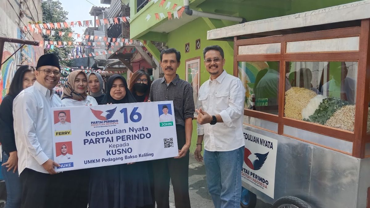 Peduli UMKM, Partai Perindo Beri Gerobak Gratis ke Pedagang Bakso di Bandung