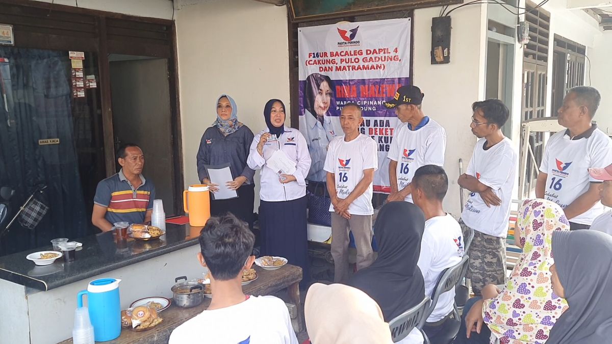 Pengemudi Ojol dan Pensiunan Guru di Pulogadung Bersyukur Terima KTA Berasuransi Partai Perindo 