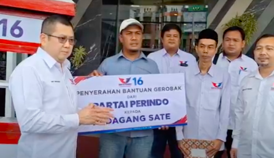 Rapat Konsolidasi di Kalsel, Hary Tanoe Serahkan Gerobak Perindo ke Pedagang