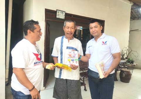 Bacaleg Partai Perindo Bagikan Ratusan Minyak Goreng ke Warga Tapos Depok