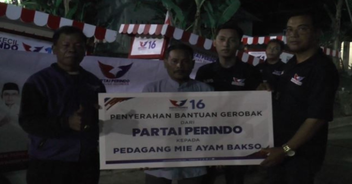 Senyum Sumringah Terpancar dari Pedagang Bakso di Kendal Usai Terima Gerobak Perindo