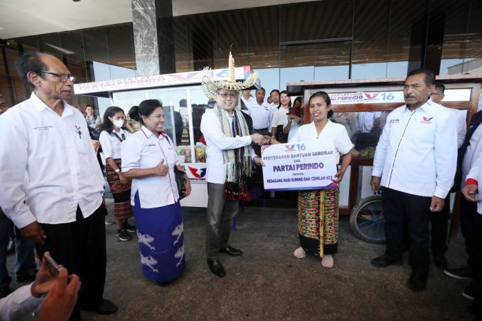 Serahkan Bantuan Gerobak ke Pedagang, HT: Perindo Fokus Membangun Rakyat Kecil