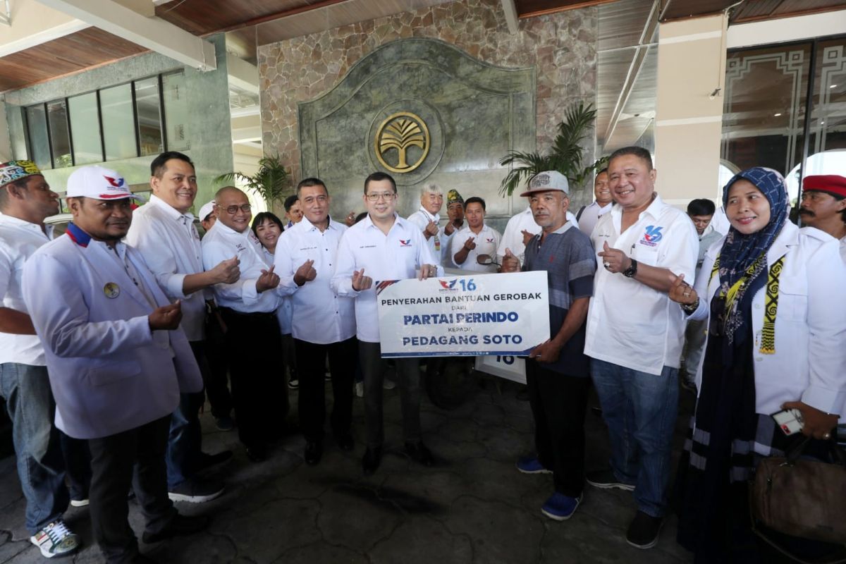 Serahkan Gerobak Perindo ke Pedagang di Balikpapan, Hary Tanoe: Mudah-Mudahan Makin Meningkat Jualannya