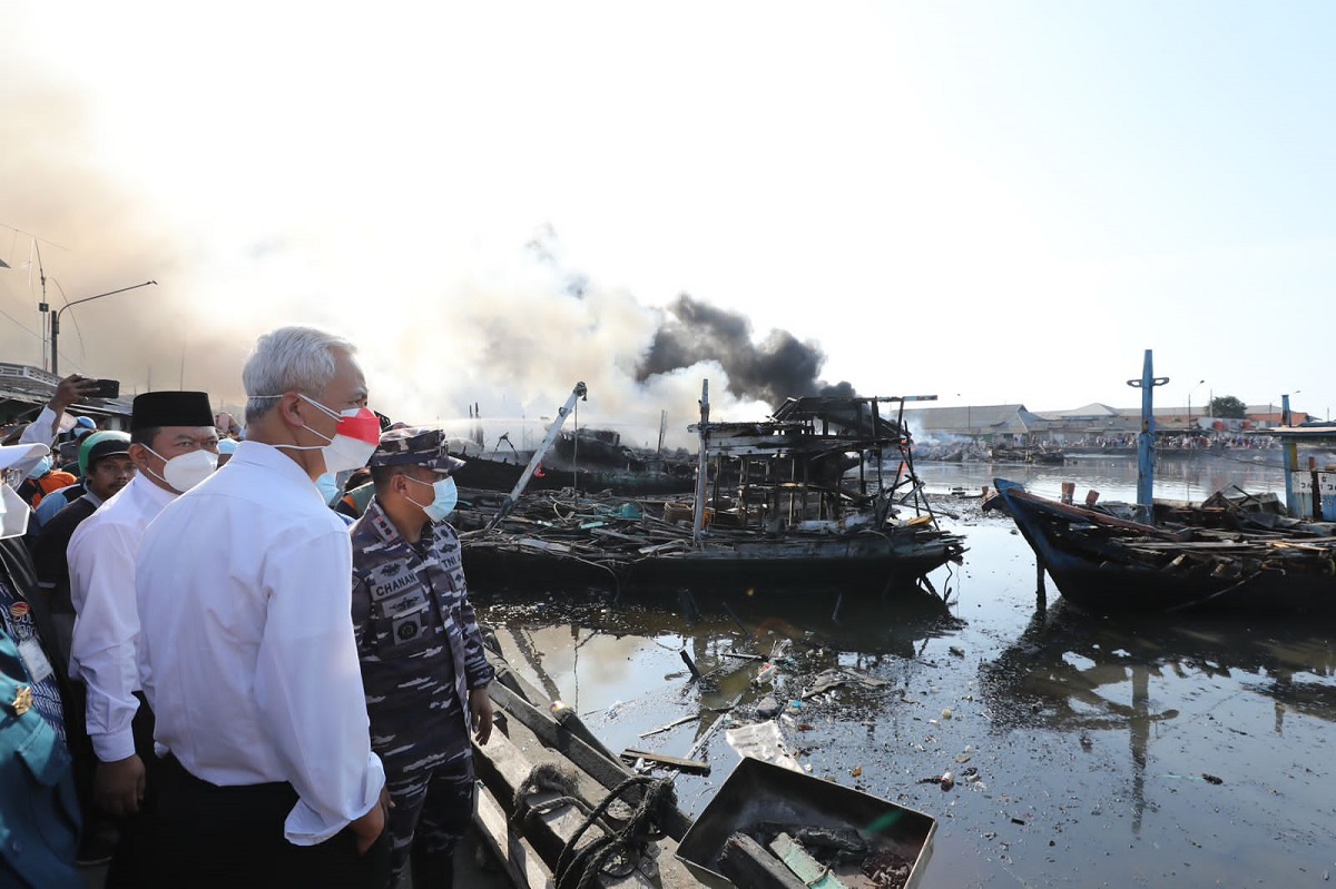 Tinjau Kebakaran Puluhan Kapal Nelayan di Tegal, Ganjar Terjunkan Heli Water Bombing