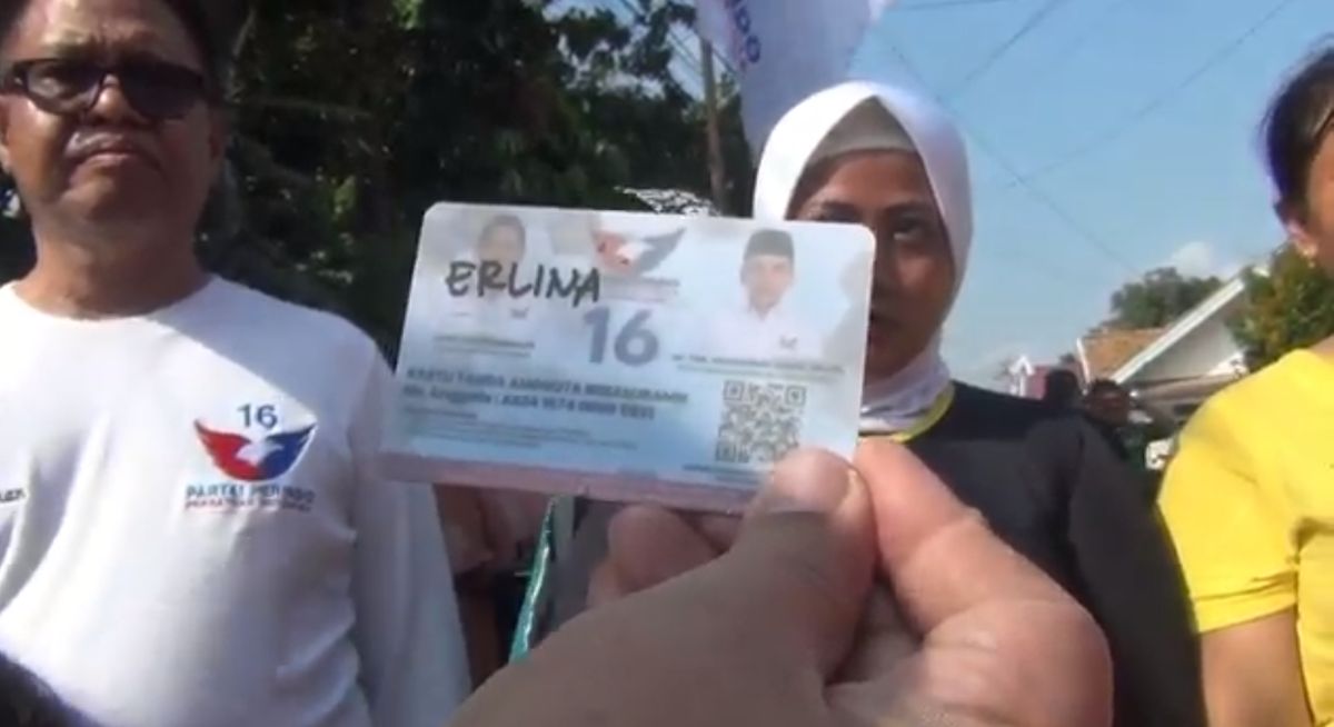 Seusai Senam Sehat, Partai Perindo Sumsel Bersama Bacaleg Bagikan KTA Berasuransi
