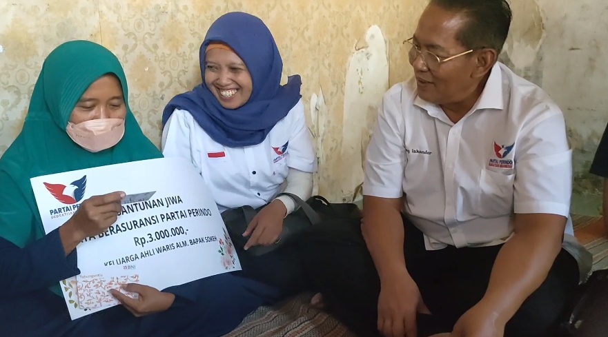Bacaleg Partai Perindo Anang Iskandar Serahkan Klaim KTA Asuransi ke Warga Sidoarjo