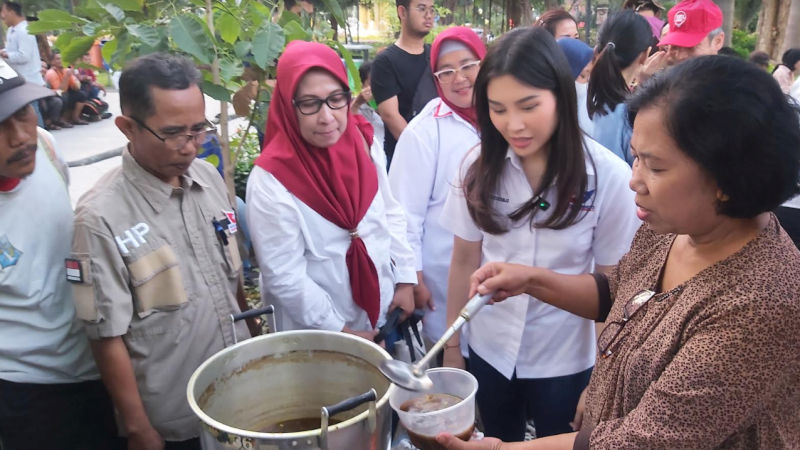 Angela Tanoesoedibjo Hadirkan Makanan Tradisional saat Makan Gratis Gerobak Perindo