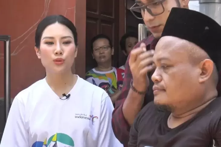Angela Tanoesoedibjo Peduli UMKM, Bantu Pedagang Pisang Goreng di Surabaya