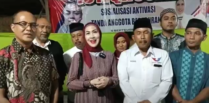 Bacaleg DPR RI Venna Melinda Bagikan KTA Perindo Berasuransi kepada Warga Tulungagung