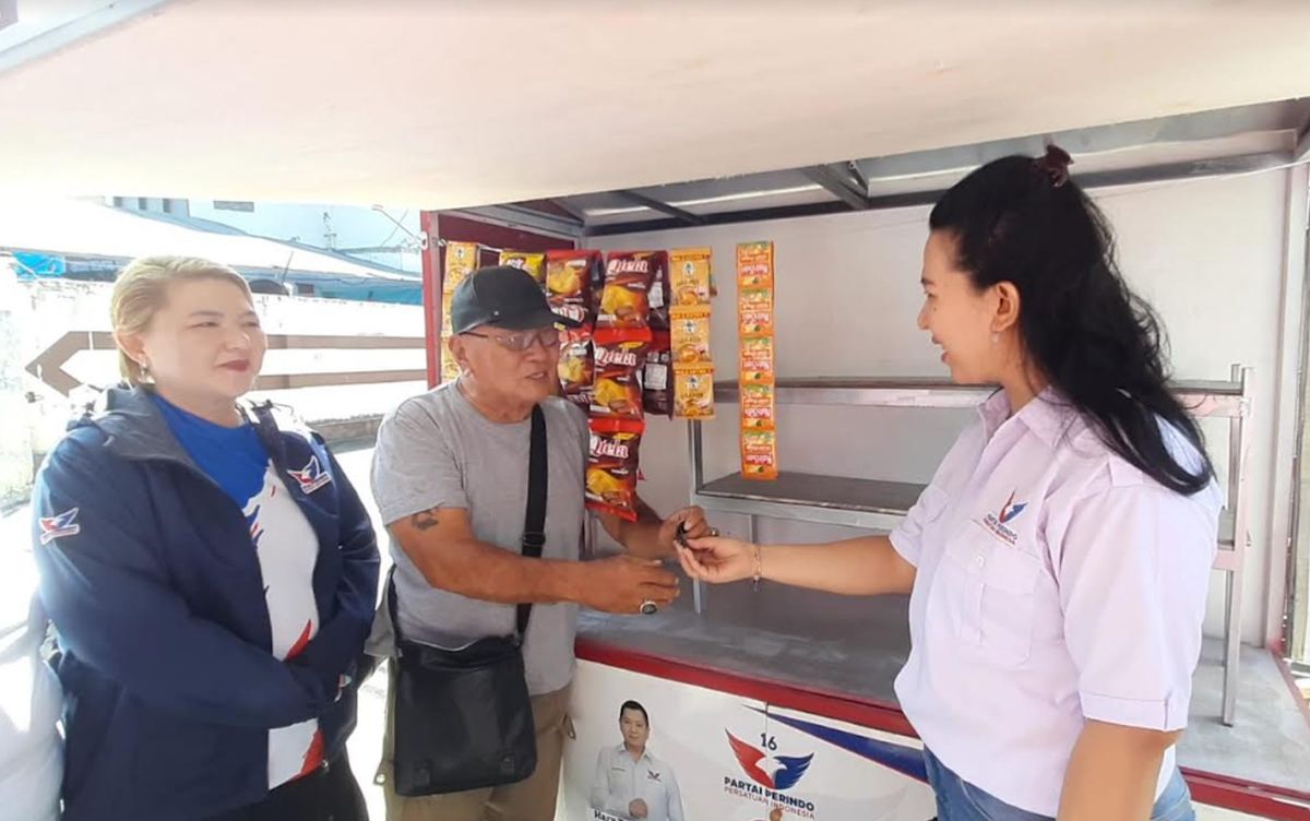 Bacaleg DPRD Manado, Patrisia Debora Nussy Berikan Bantuan Gerobak ke Pedagang Kecil